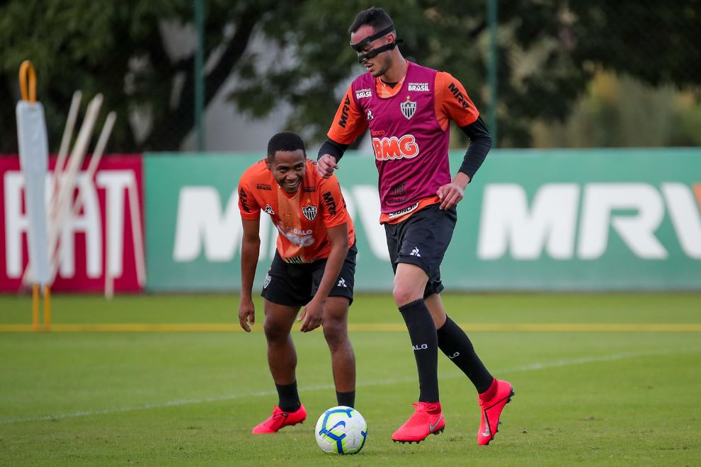 Elogiado pelo treinador, zagueiro “mascarado” deve ser a novidade no Atlético-MG