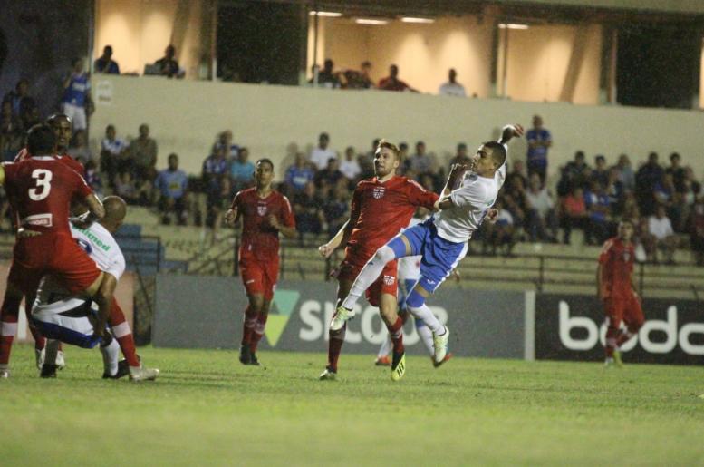 São Bento jogou boa parte do 2º tempo com um jogador a menos. (Foto: Neto Bonvino / São Bento)