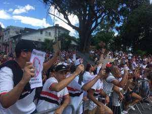 Torcedores do São Paulo vão à frente do CT protestar contra má fase
