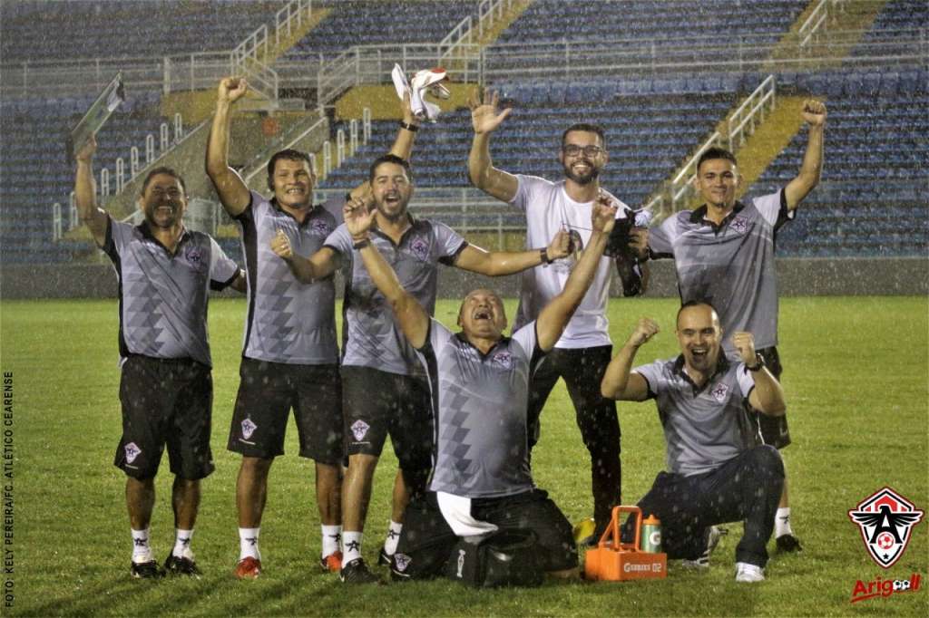 Comissão do Atlético-CE comemora vitória sobre o Altos-PI e classificação na Série D (Foto: Kely Pereira/Atlético-CE/Divulgação) - Kely Pereira/Atlético-CE/Divulgação
