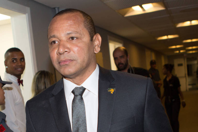 Pai de Neymar diz que jogador caiu em armadilha e foi vítima de extorsão