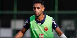 Após derrota no clássico, zagueiro do Vasco justifica: ‘A bola não está entrando’