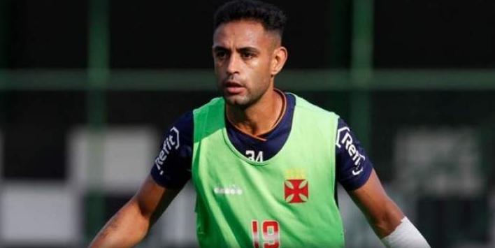 Após derrota no clássico, zagueiro do Vasco justifica: ‘A bola não está entrando’