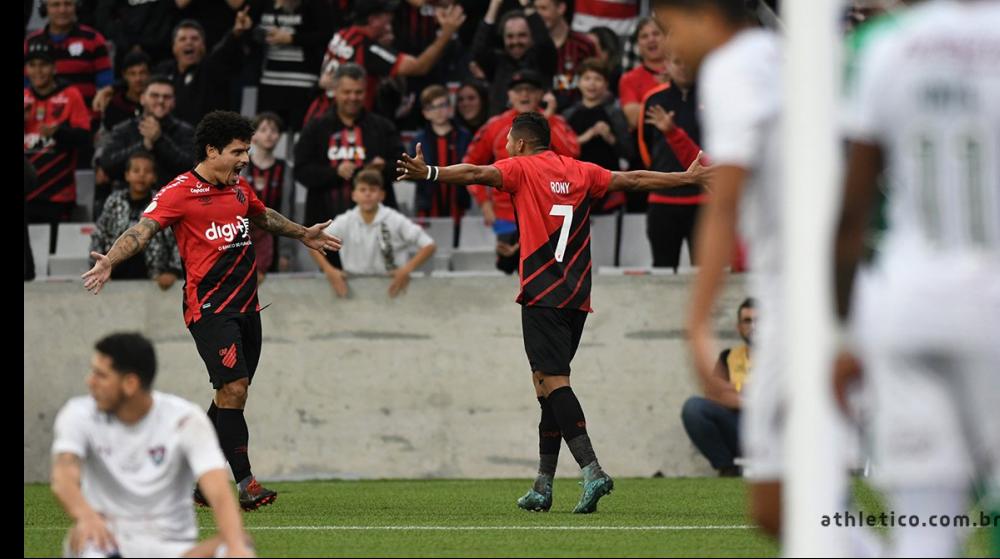 Rony deu assistência e marcou gol de cabeça na vitória sobre o Flu