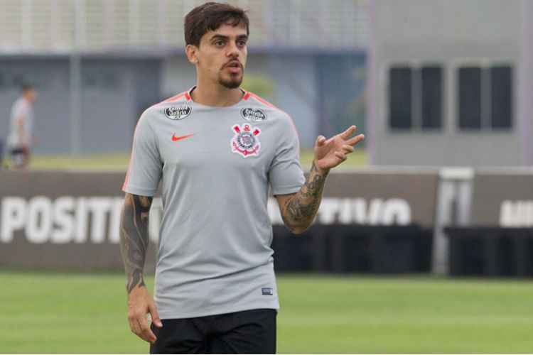 Fagner fica fora de treino e ex-Grêmio trabalha com bola no Corinthians