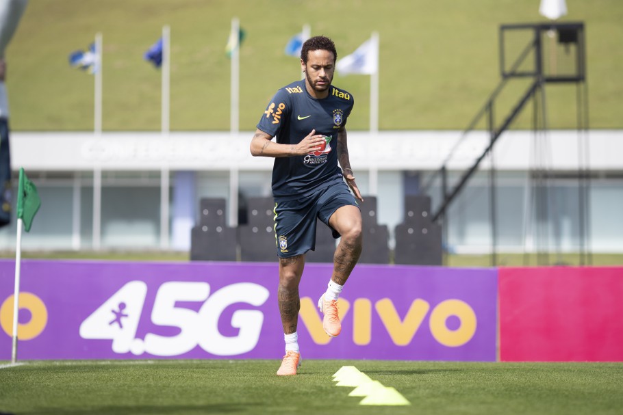Com semblante fechado, Neymar treina com a seleção brasileira