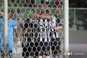 Festejado, Patric ganha elogios e comemora goleada do Atlético-MG