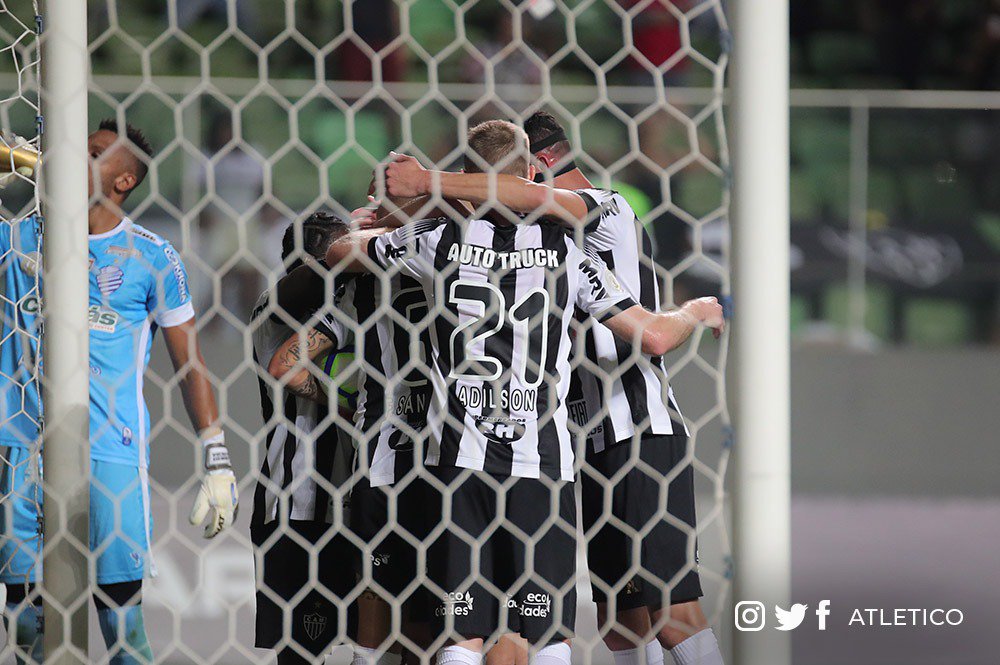 Festejado, Patric ganha elogios e comemora goleada do Atlético-MG