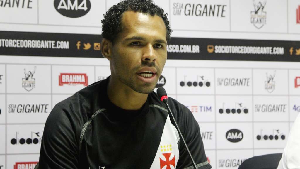 Guarani 'flerta' com zagueiro do Vasco e aguarda aval de diretor