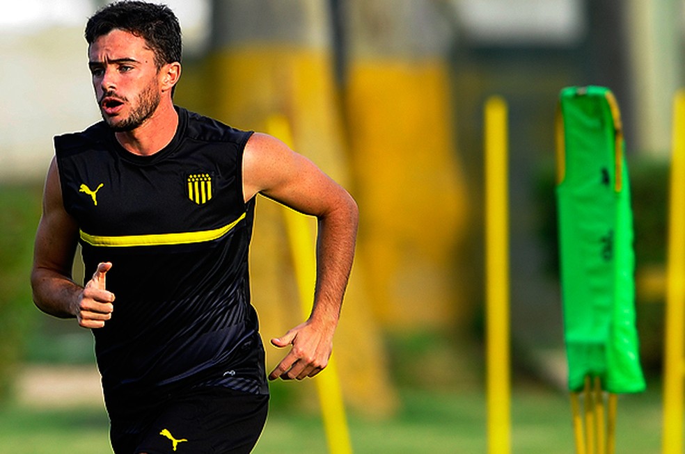 Lateral uruguaio chega a Belo Horizonte para assinar com o Atlético-MG