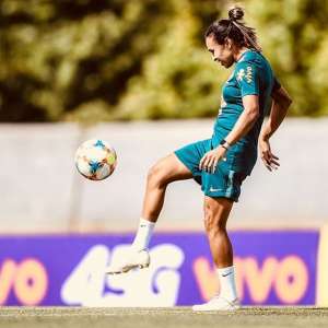 Após tratar lesão por 11 dias, Marta volta a treinar no campo visando o Mundial