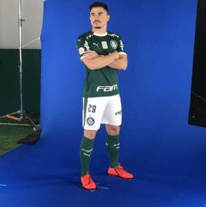 Em recuperação de cirurgia, Willian volta a treinar com o elenco do Palmeiras