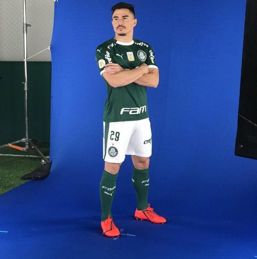 Em recuperação de cirurgia, Willian volta a treinar com o elenco do Palmeiras