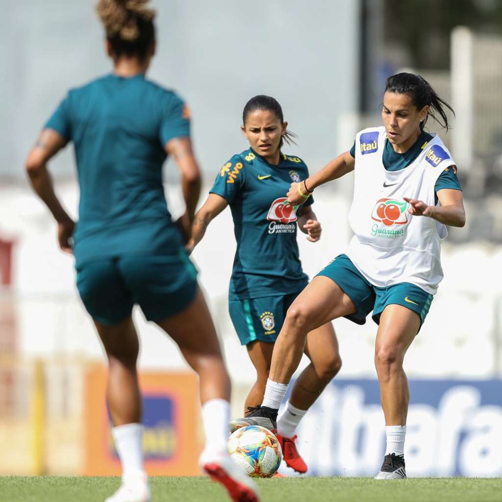 Seleção viaja para a França sem garantir presença de Marta na estreia no Mundial