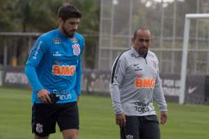 Corinthians se reapresenta com cinco baixas e retorno do uruguaio