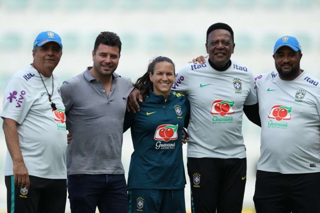Vadão, Robson Pontes, Aline (goleira), Veludo (treinador de goleiros) e Vaguinho (auxiliar técnico) em Portugal