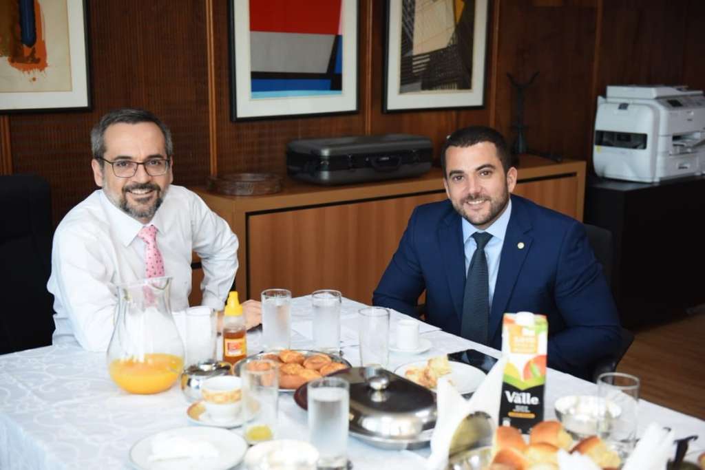 Deputado Carlos Jordy (dir) em encontro com Abraham Weintraub, ministro da Educação (esq).