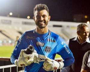 Série B: Ponte Preta oficializa renovação de contrato do goleiro Ygor Vinhas