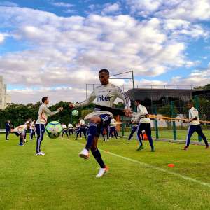 Tchê Tchê volta a treinar no São Paulo e deve enfrentar o Avaí no sábado