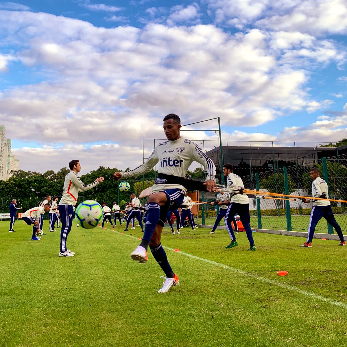 Tchê Tchê volta a treinar no São Paulo e deve enfrentar o Avaí no sábado