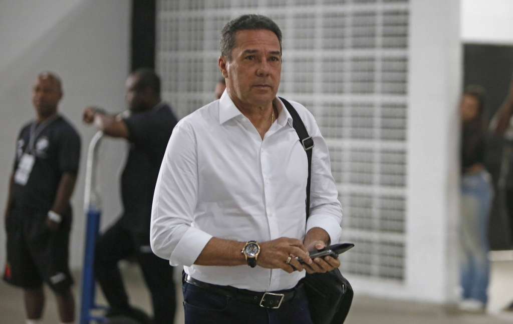 Luxemburgo fecha treino e faz mistério no Vasco para encarar o Internacional