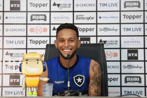 Gilson festeja boa fase no Botafogo sob comando de Barroca e exalta treinador
