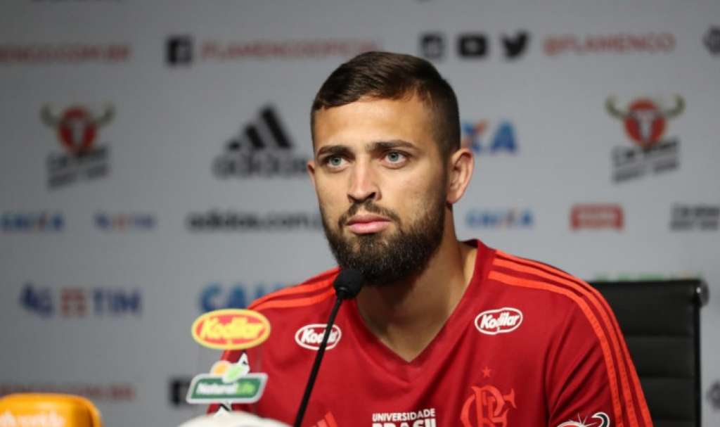 Léo Duarte vê melhora defensiva do Fla com interino e quer 'anular' ataque do Flu