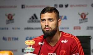 Léo Duarte vê melhora defensiva do Fla com interino e quer 'anular' ataque do Flu