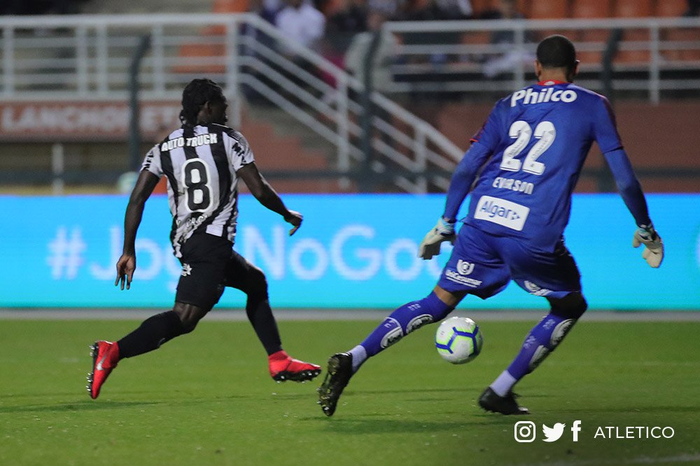 Atlético-MG bate Santos de virada e avança na Copa do Brasil