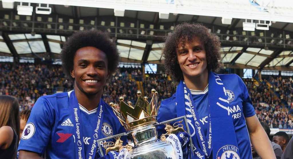 Campeão da Liga Europa com o Chelsea, Willian (esq) foi convocada para a vaga de Neymar. (Foto: Reprodução)