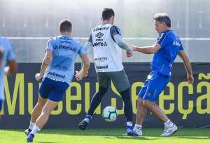 Treinador confirma que atacante segue fora do Grêmio: 