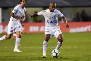 Sánchez desabafa e indica insatisfação por jogar fora de posição no Santos