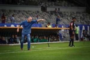 Mano relaciona meia de 17 anos no Cruzeiro para duelo contra o Corinthians