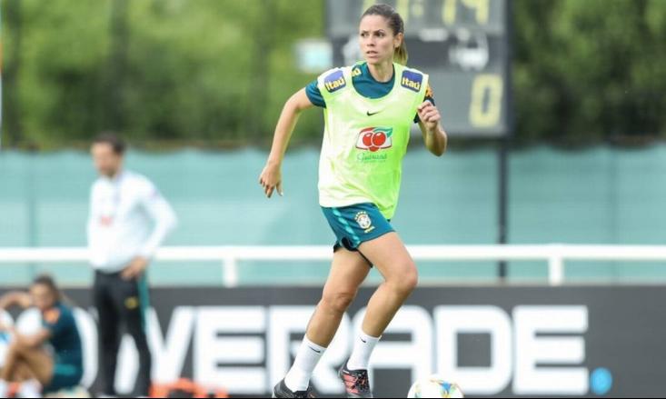 Érika acabou cortada da seleção