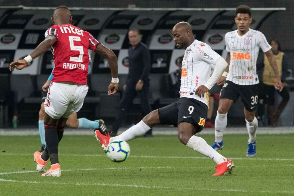 Com dores na panturrilha, Vagner Love é desfalque do Corinthians contra Cruzeiro