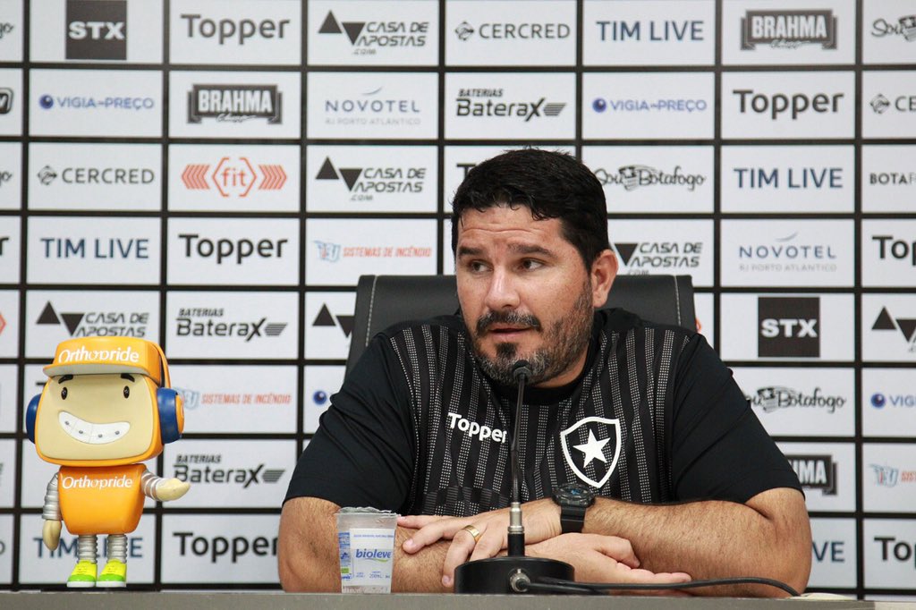 Barroca revela dúvida no meio-campo do Botafogo para partida contra o CSA