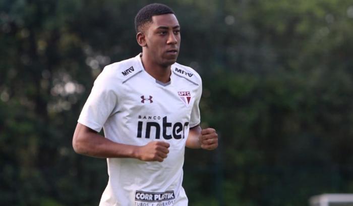 Carneiro teve contrato suspenso