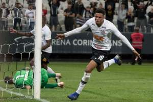 Corinthians renova contrato de volante veterano e artilheiro
