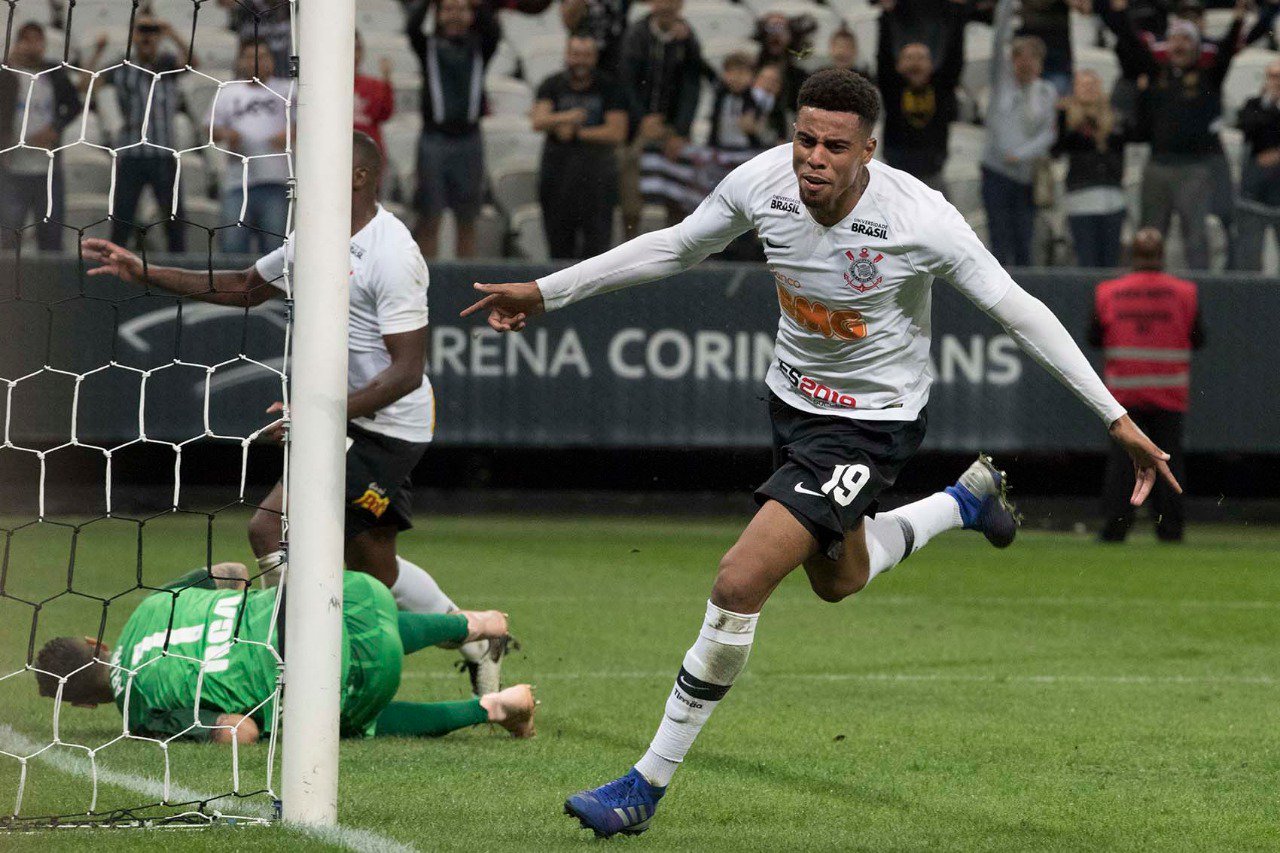 Corinthians renova contrato de volante veterano e artilheiro