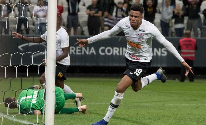 Gustavo renovou contrato com Corinthians