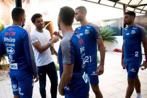 Felipe Anderson visita o Santos, ganha camisa e projeta voltar ao time no futuro