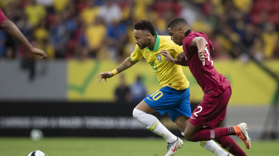 Tite defende ida do pai de Neymar ao vestiário e volta a exaltar atacante