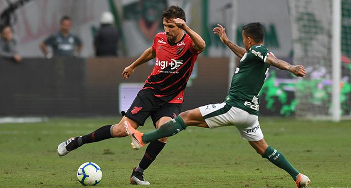 BRASILEIRÃO: Em dia de poucos gols, Palmeiras vence e segue firme na liderança