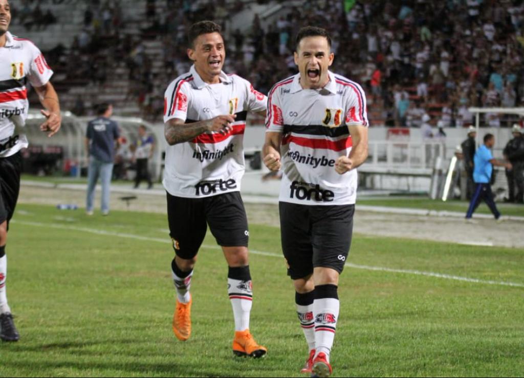 Santa Cruz vence Confiança e dorme na vice-liderança da Série C. (Foto: Rodrigo Baltar / Santa Cruz)