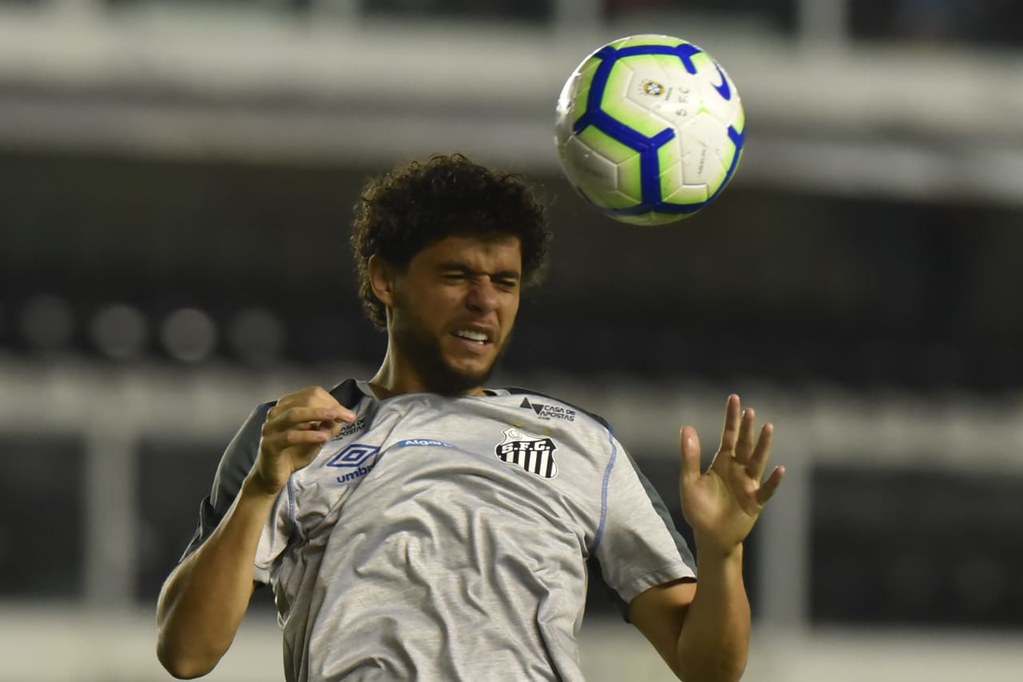 Lateral do Peixe desabafa e diz onde quer jogar