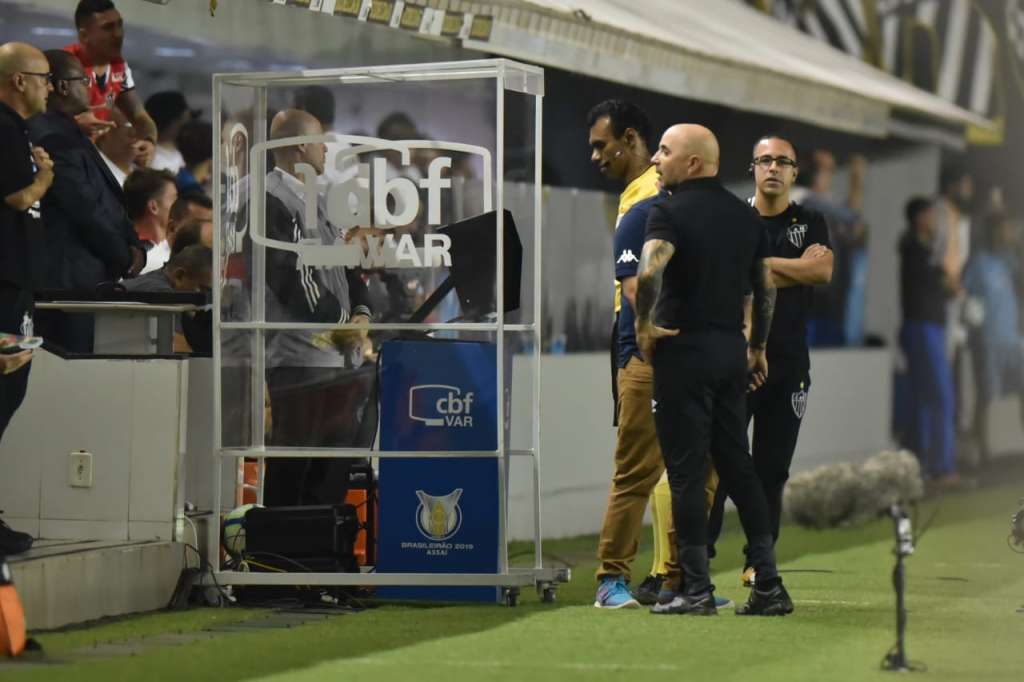 Sampaoli rebate protesto e ironiza ao falar de 'revólveres para matar os rivais'