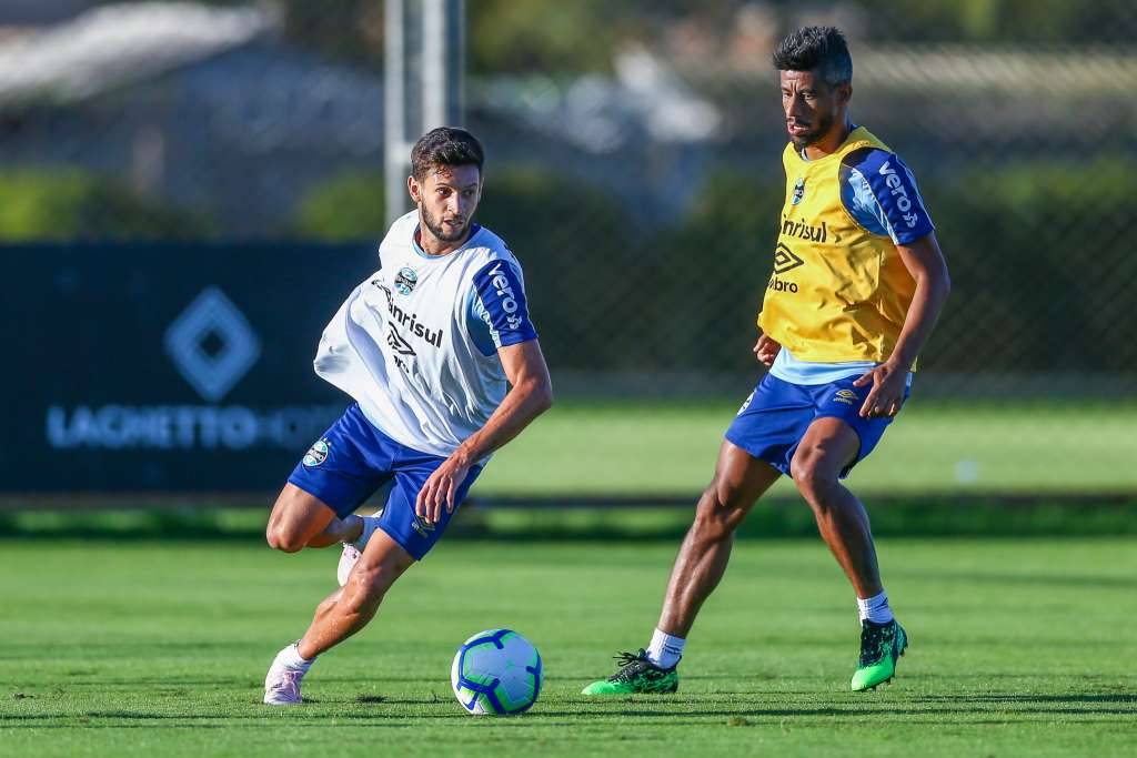 O lateral Juninho Capixaba (à esquerda) vai reforçar o Grêmio na partida de quarta-feira
