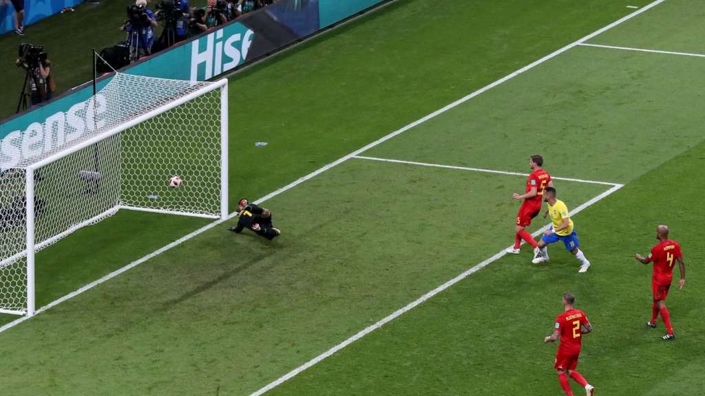 Neymar só perdeu duas vezes em jogos oficiais pela equipe: para a Colômbia, na Copa América de 2015, e, como retratado na foto, na eliminação diante da Bélgica na última Copa do Mundo - Foto: Divulgação / FIFA