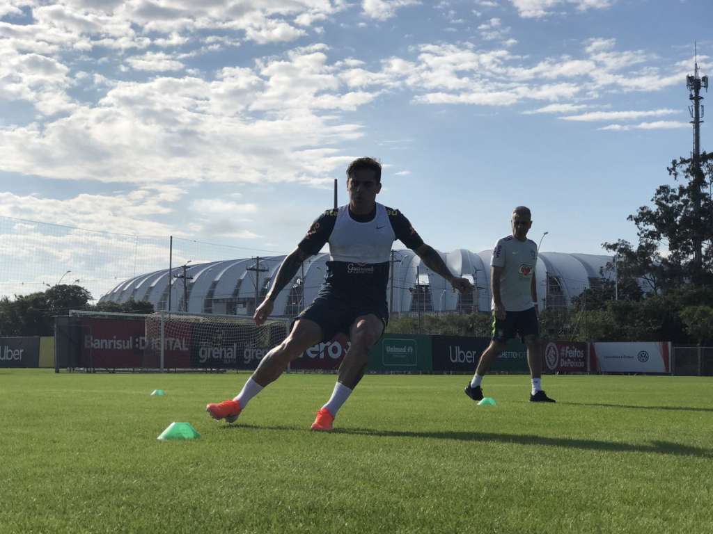 Fagner se recupera e faz primeiro treino com o grupo da seleção brasileira