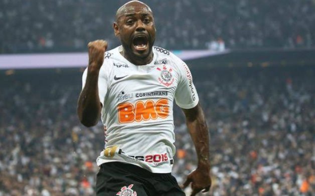 Vagner Love completa 35 anos e é dúvida no Corinthians para o clássico